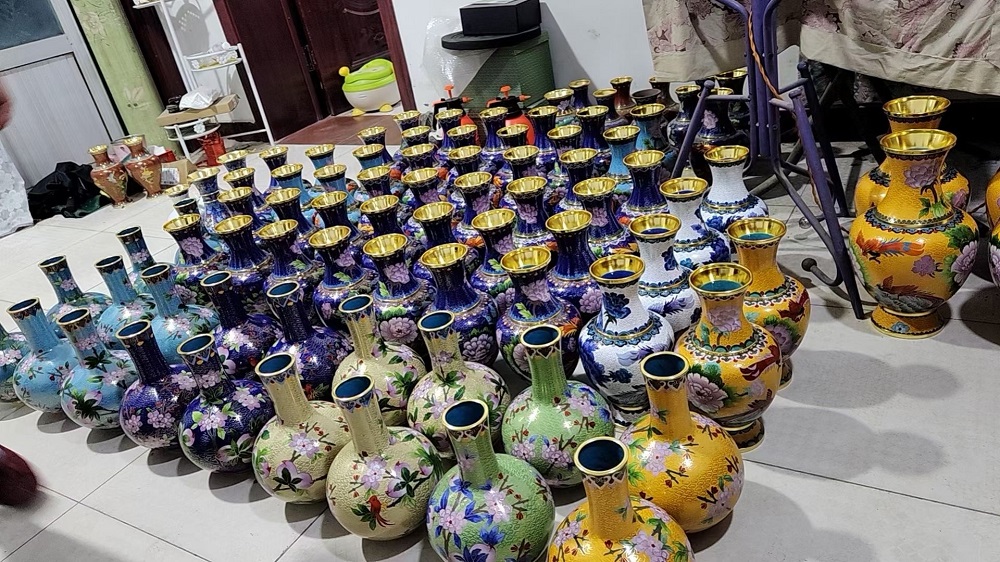 景泰藍工藝品的設(shè)計與創(chuàng)作之美 工廠里的匠心交響